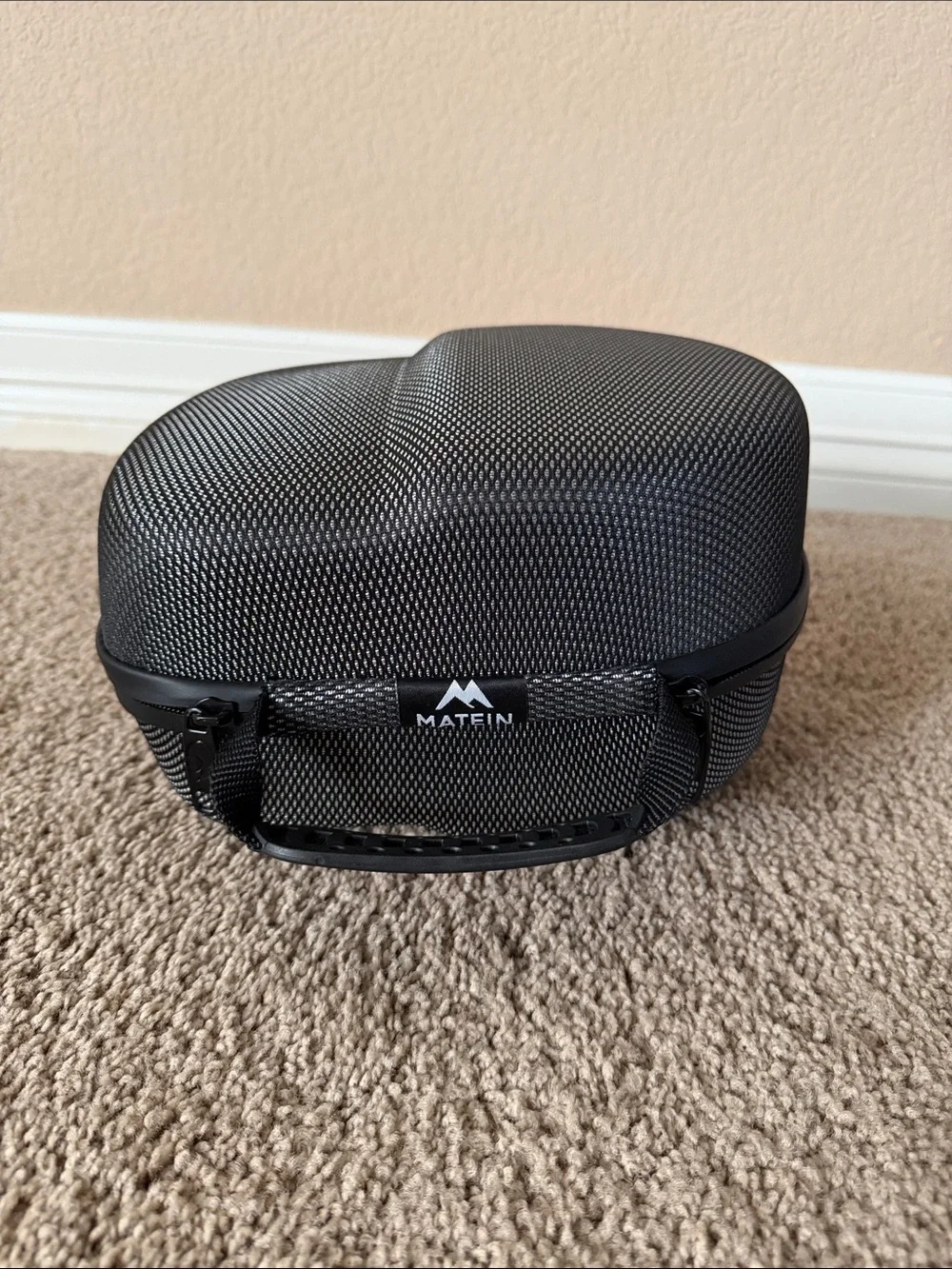 Oculus Quest 2 VR Headset in White with Black Interior